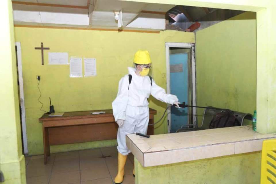 Tetty Spontan Lakukan Penyemprotan Disinfektan Di Sekitar Rudis Bupati